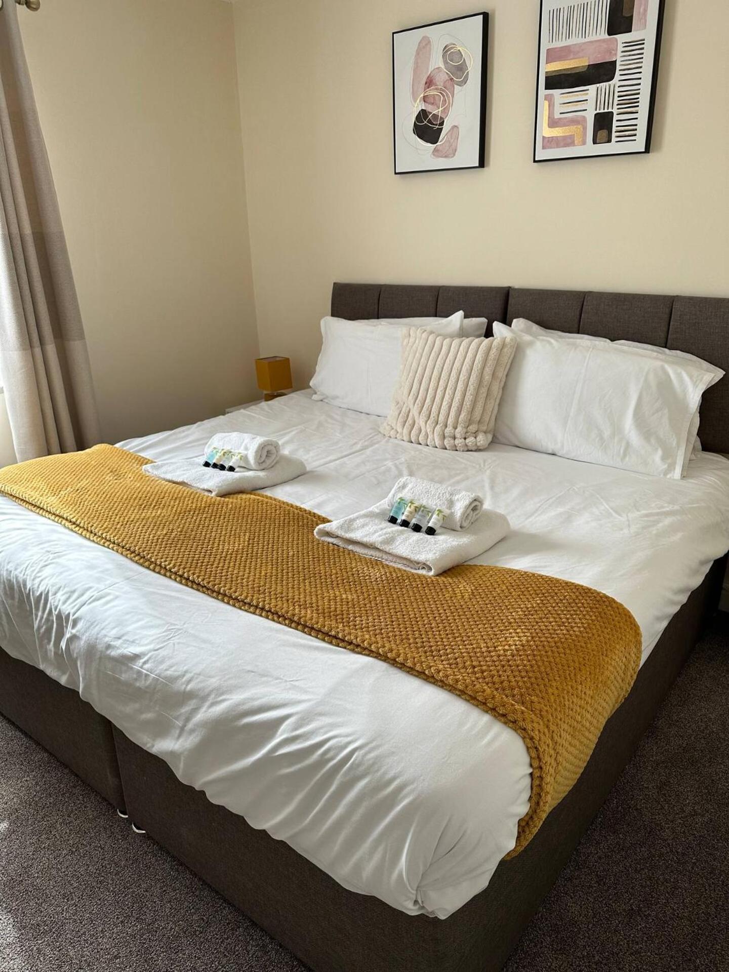 Yellow Sunflowers Flat In Stroud Stroud  Bagian luar foto